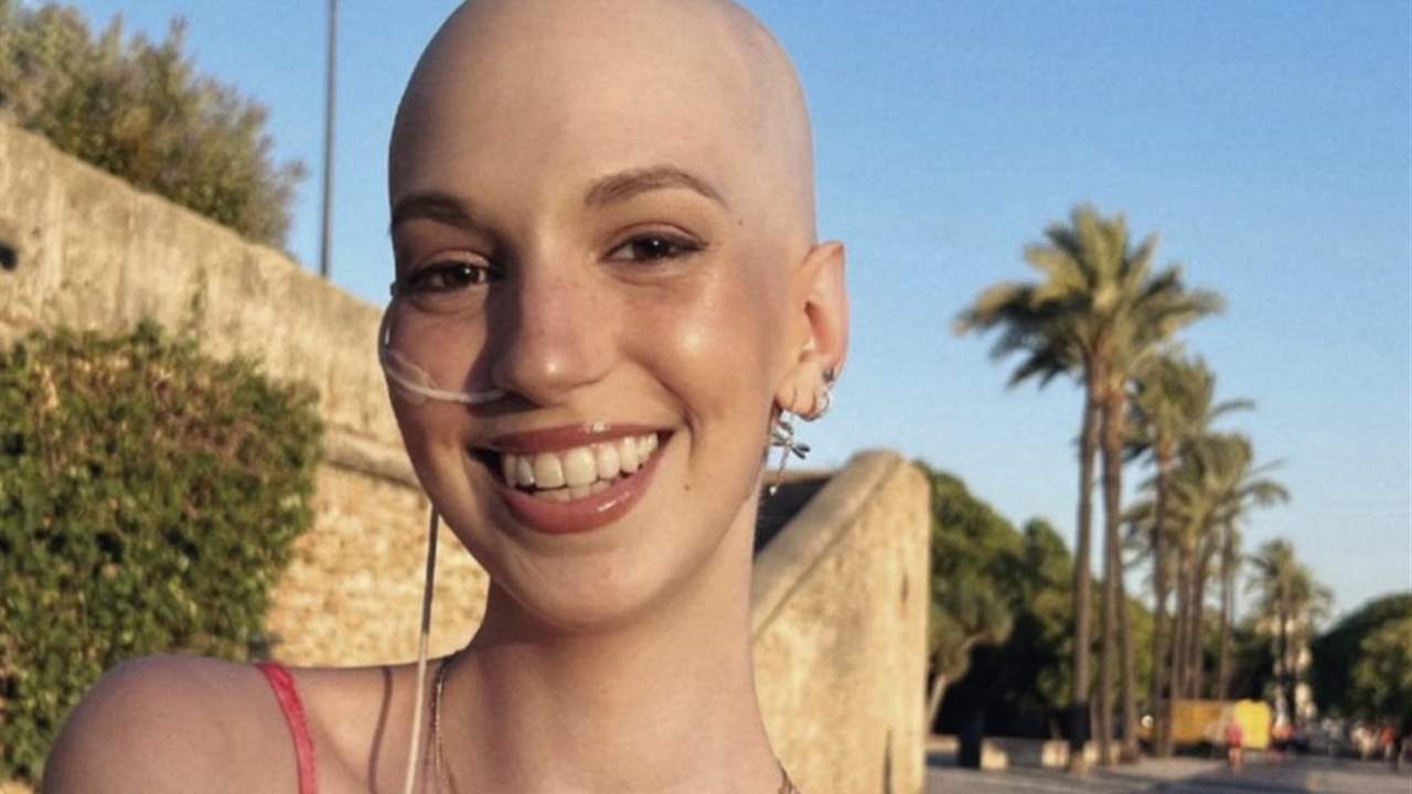 Muere la influencer Elena Huelva a los 20 años tras una larga lucha contra un sarcoma de Ewing