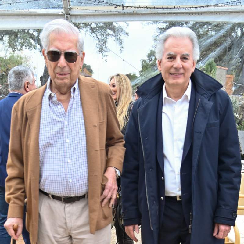 Mario Vargas Llosa y su hijo Álvaro