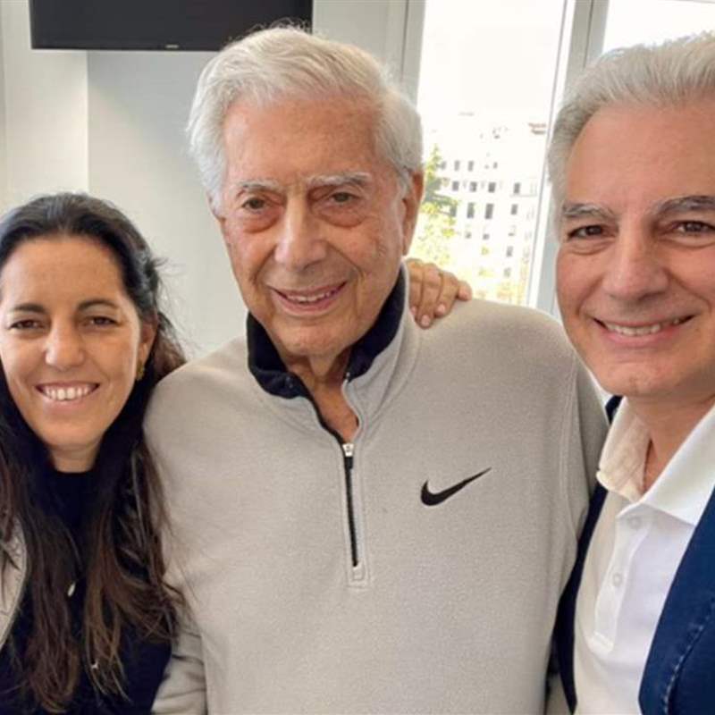 Mario Vargas Llosa y sus hijos