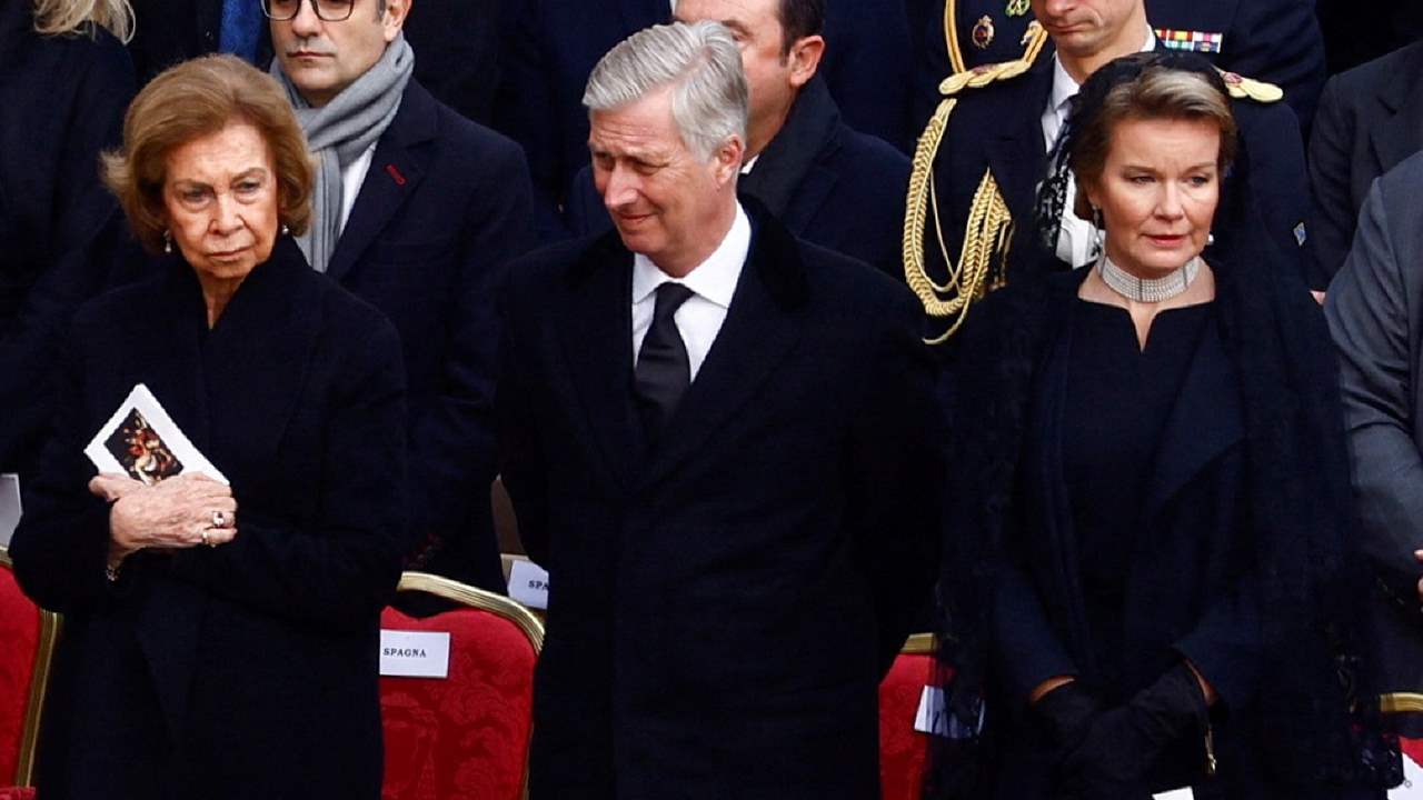 La reina Sofía, de negro, en el funeral del Papa Benedicto XVI junto a Felipe y Matilde de Bélgica