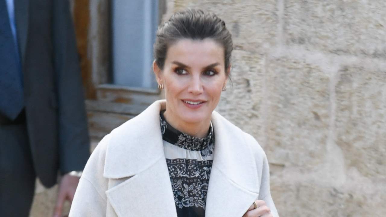 Vestido midi, botas altas y abrigo oversize: La reina Letizia arrasa en las rebajas con su look de turista en Menorca