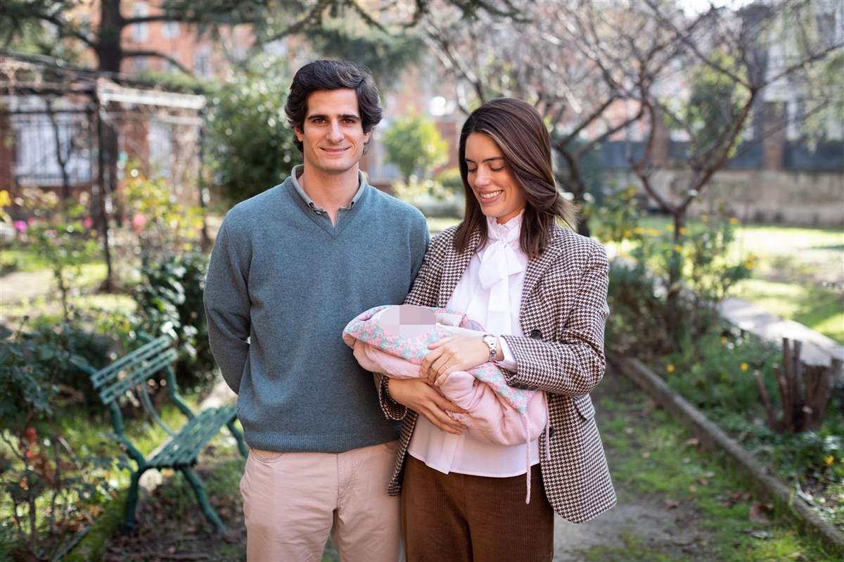 Fernando Fitz-James Stuart y Sofía Palazuelo con su hija Sofía en brazos
