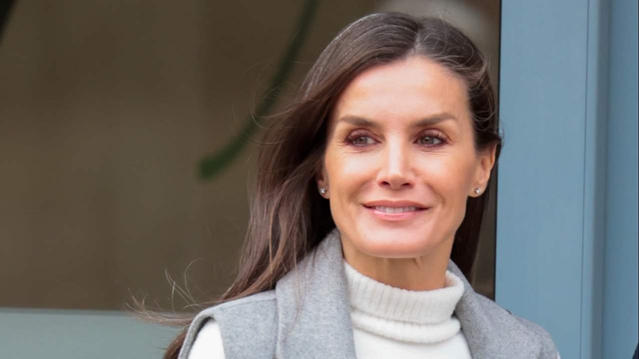 La reina Letizia eleva su look de oficina a lo más alto con el chaleco gris que amarán las influencers y favorece a todos los cuerpos