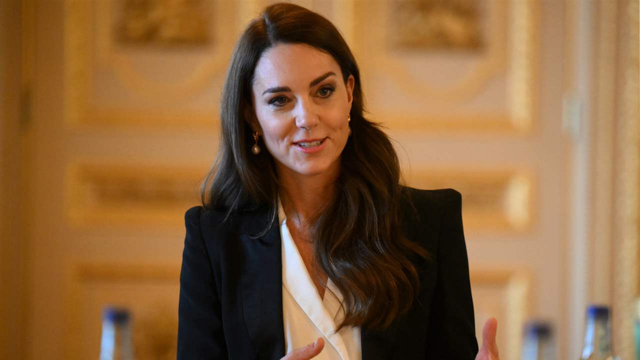 Kate Middleton deslumbra con un body blanco y traje de Alexander McQueen