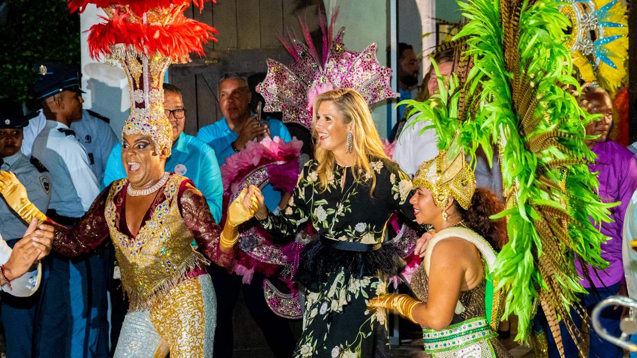 La reina Máxima se desmelena al ritmo de samba junto a Amalia y Guillermo de Holanda en el Caribe