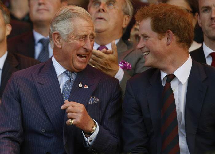 Carlos III y el príncipe Harry 
