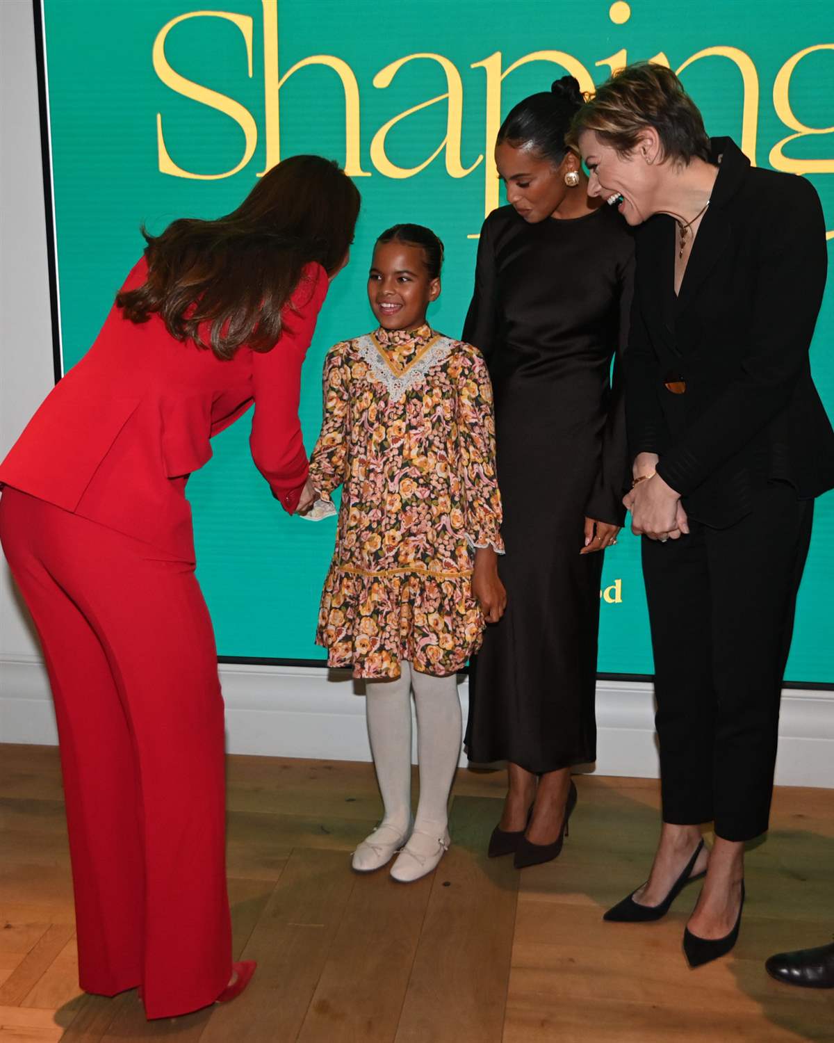 La princesa de Gales saludando a una niña 
