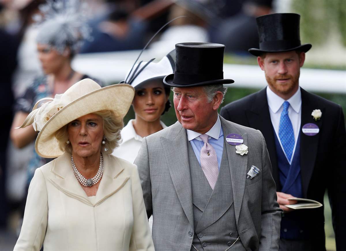 Carlos III con Camilla y los duques de Sussex