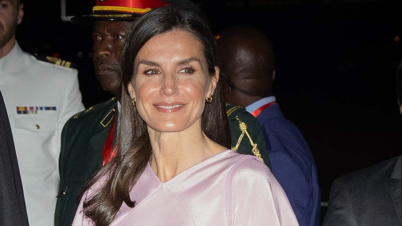 La reina Letizia estrena un sublime dos piezas rosa de Hugo Boss a su llegada a Angola