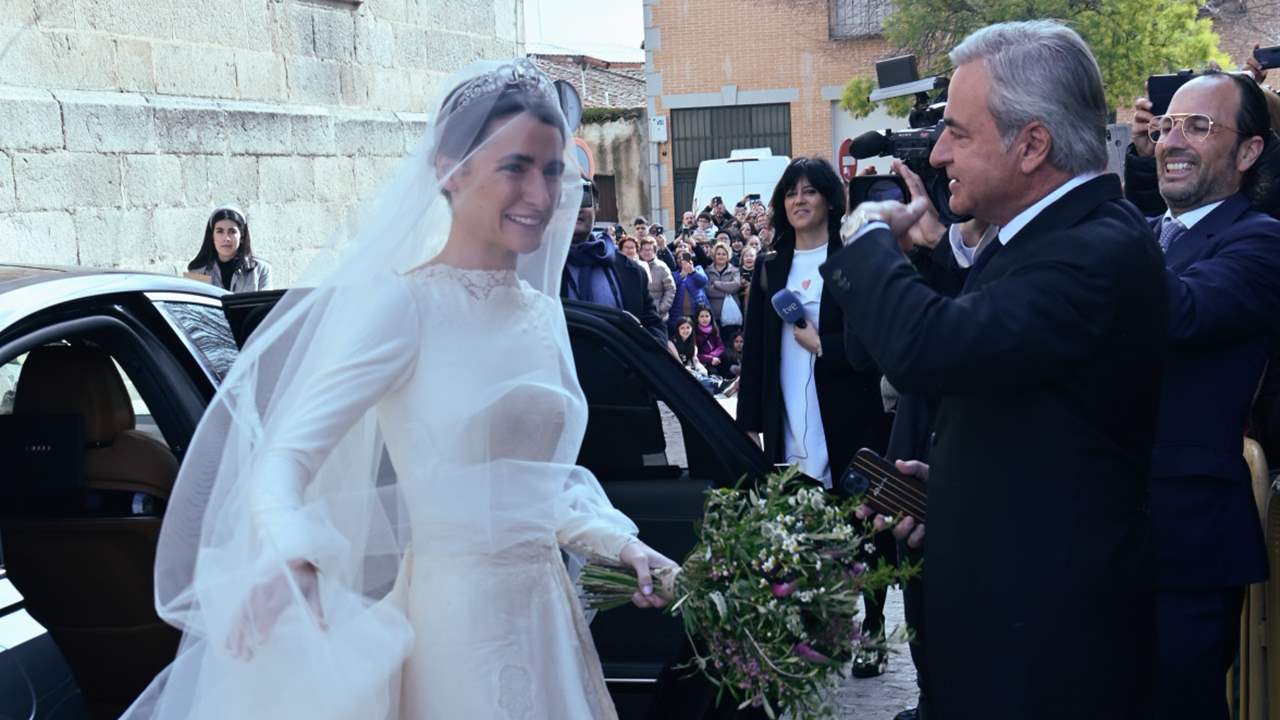 Carlos Sainz, emocionado y abrumado, no oculta su felicidad en la boda de su hija pequeña