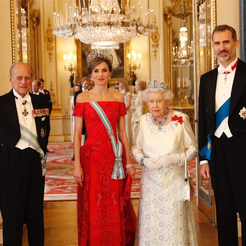 Los Reyes de España junto a la Reina Isabel II y el Duque de Edimburgo en la cena oficial