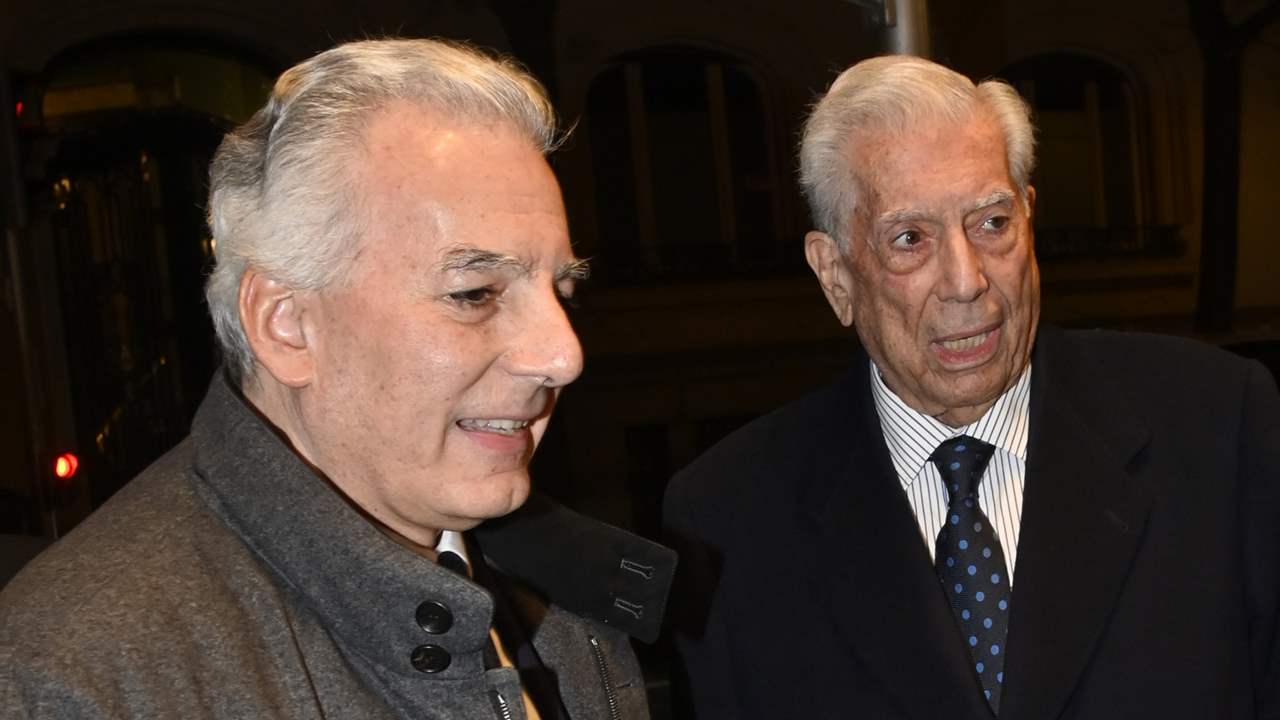 Álvaro, el hijo favorito de Mario Vargas Llosa, blinda y arropa a su padre en su última aparición