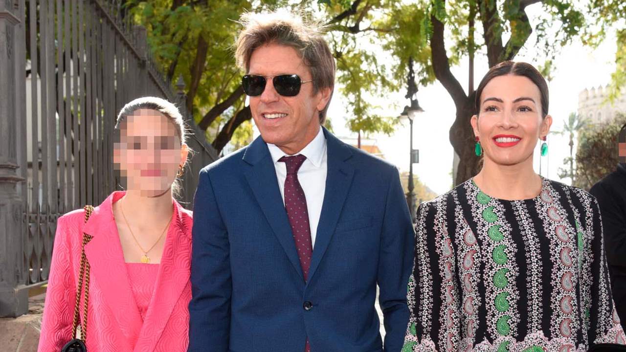 ¡Abuelo y nieta juntos! Manuel Díaz, Virginia Troconis y su hija Triana arropan a 'El Cordobés' en el Día de Andalucía