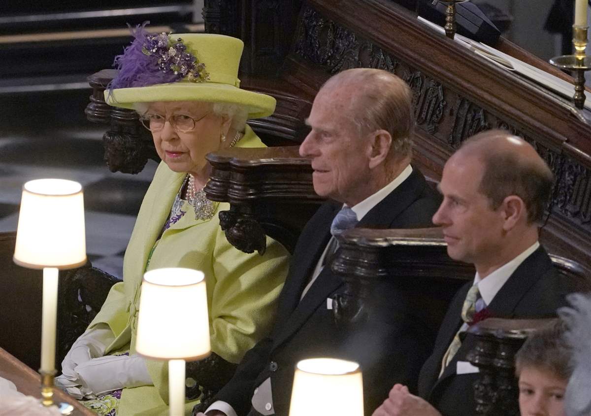 El príncipe Eduardo con Felipe de Edimburgo e Isabel II