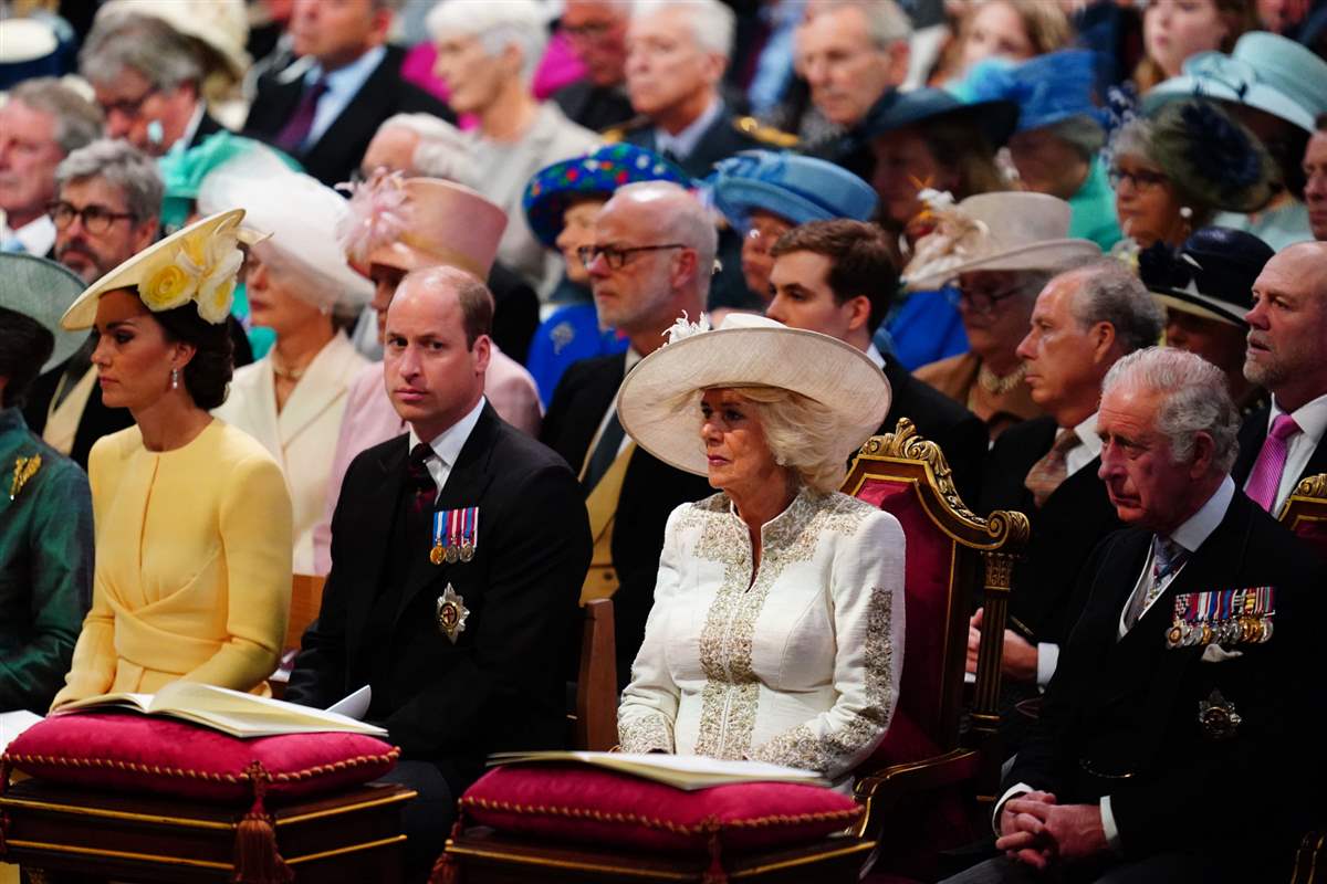 El rey Carlos III junto a Camilla y los príncipes de Gales