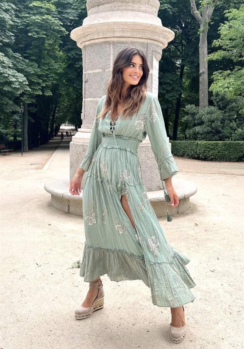 Vestido boho con abertura y alpargatas