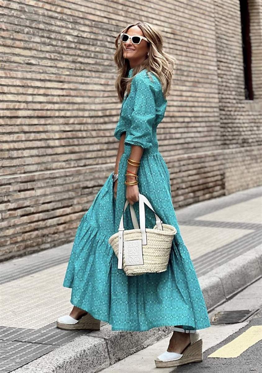 Vestido boho con alpargatas blancas