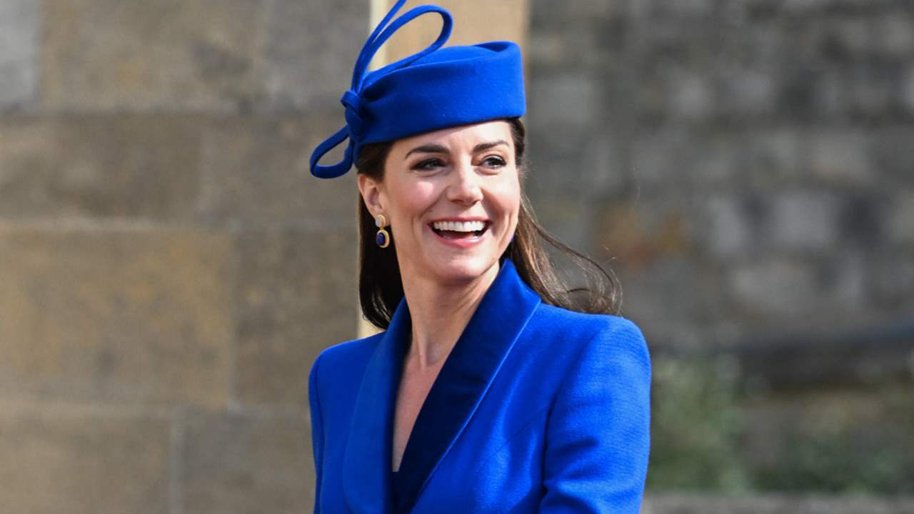 Kate Middleton, espectacular, irradia elegancia con un maxi abrigo azul klein y joyas de estreno