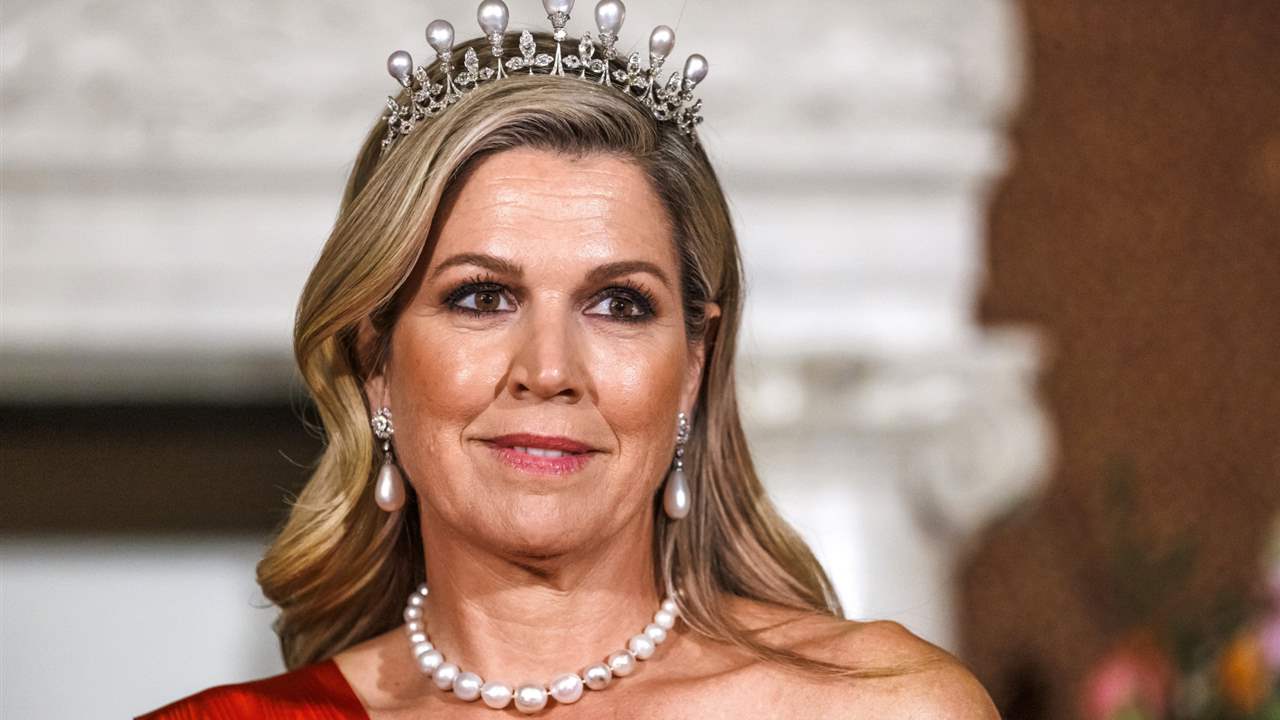Tiara de perlas y vestidazo de gala rojo: Máxima de Holanda recupera todo su esplendor al lado de Brigitte Macron