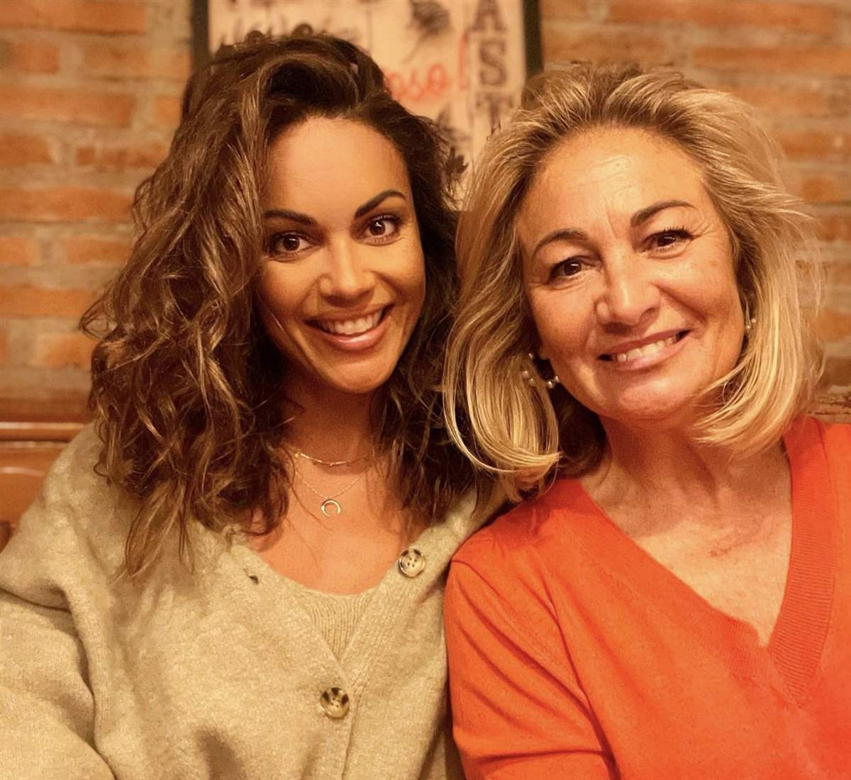 Lara Álvarez con su madre