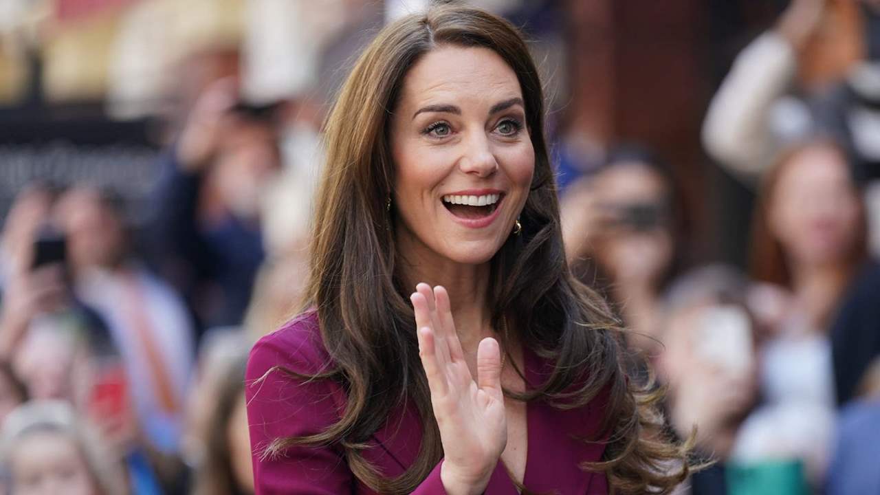 Kate Middleton amplía su incalculable colección de vestidos con un precioso diseño de corte midi y tablas