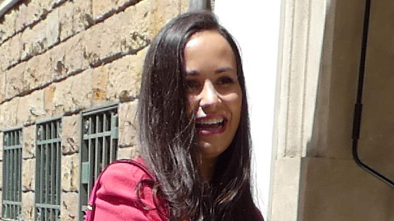 Carolina Monje, ajena a la polémica, reaparece en un multitudinario acto en Barcelona