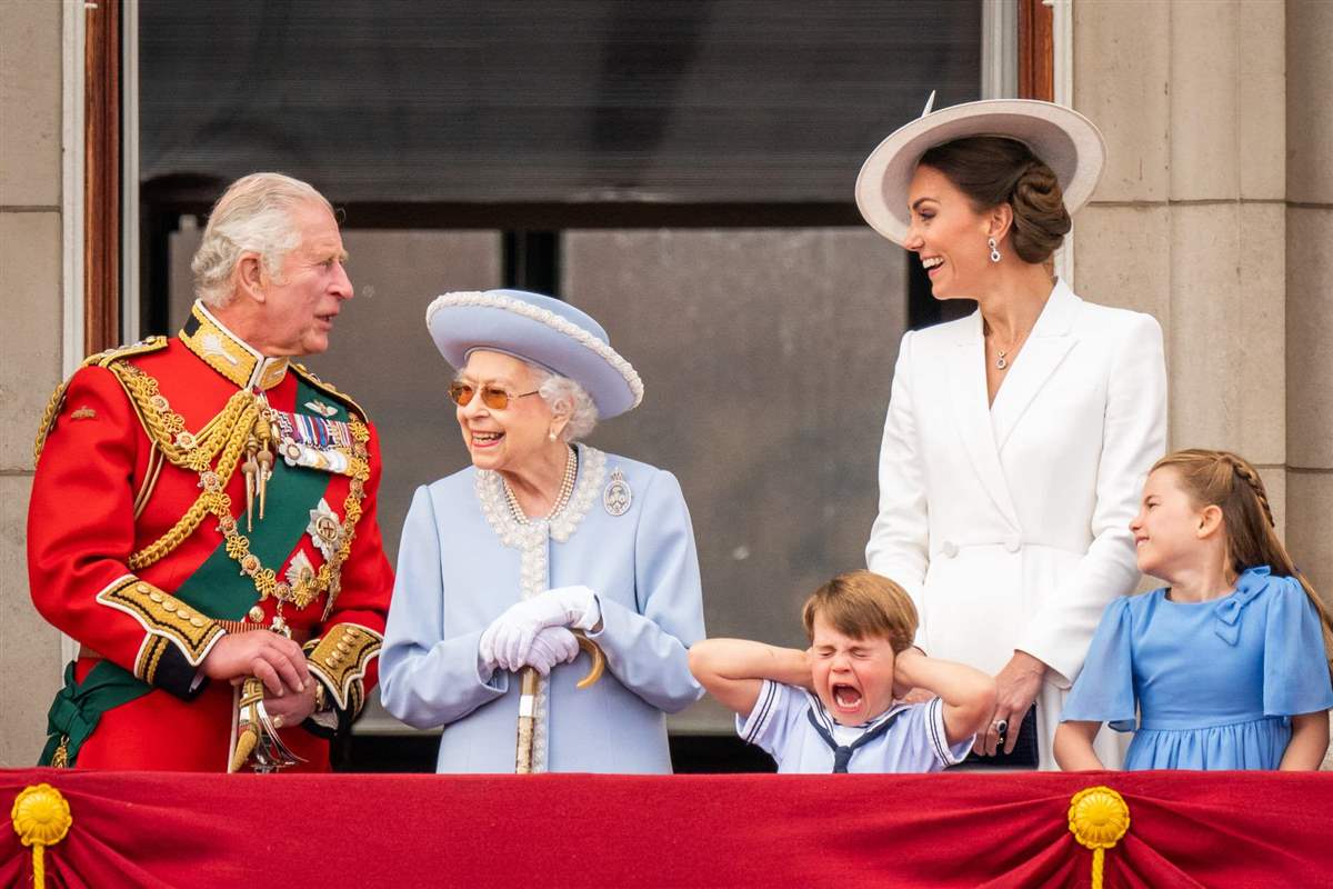El príncipe Louis no aguantaba más en el balcón de Buckingham 