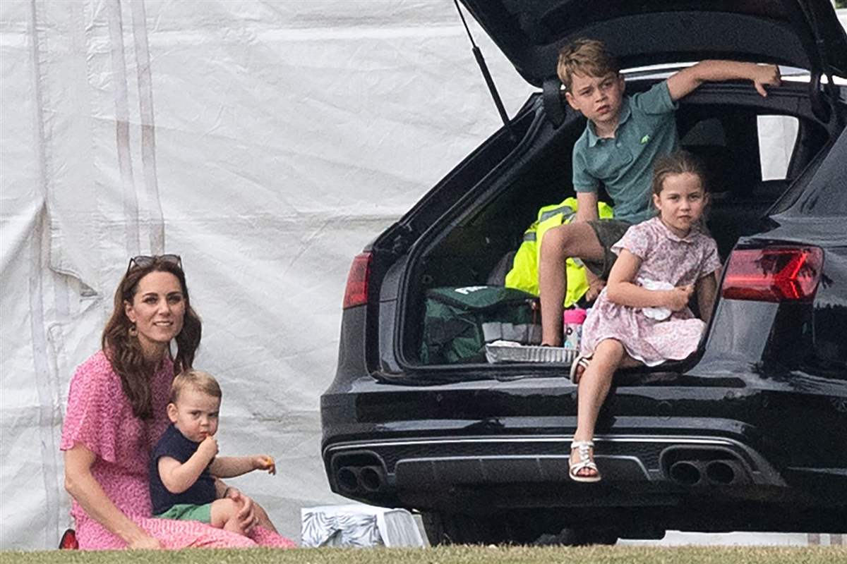 El príncipe Louis toma un aperitivo con su madre y sus hermanos