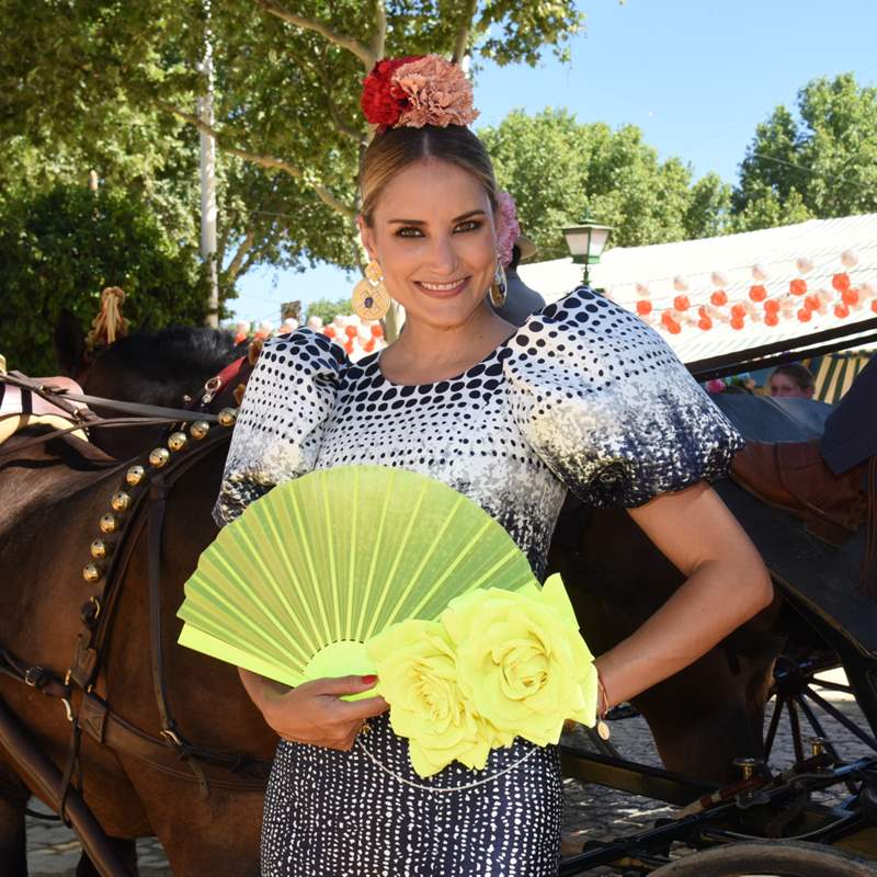 Alba Carrillo reaparece espectacular vestida de flamenca en la Feria de Abril tras su despido de Telecinco 