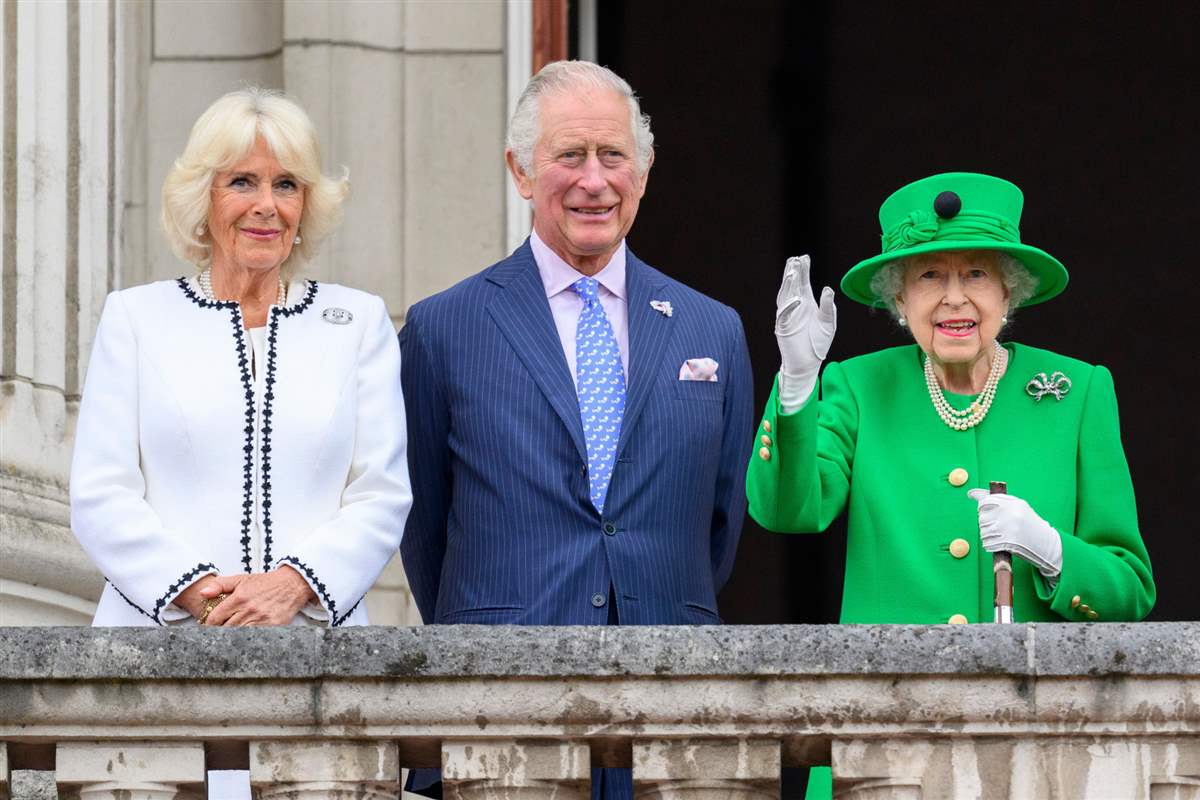 La reina Isabel II junto a su hijo Carlos y Camila Parker