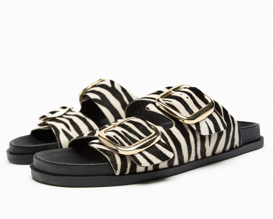 Sandalias animal print con hebilla de Zara