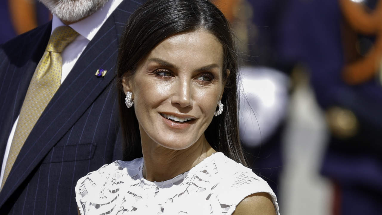La reina Letizia renueva su vestido blanco de encaje y transparencias más deseado con su bolso de flores viral