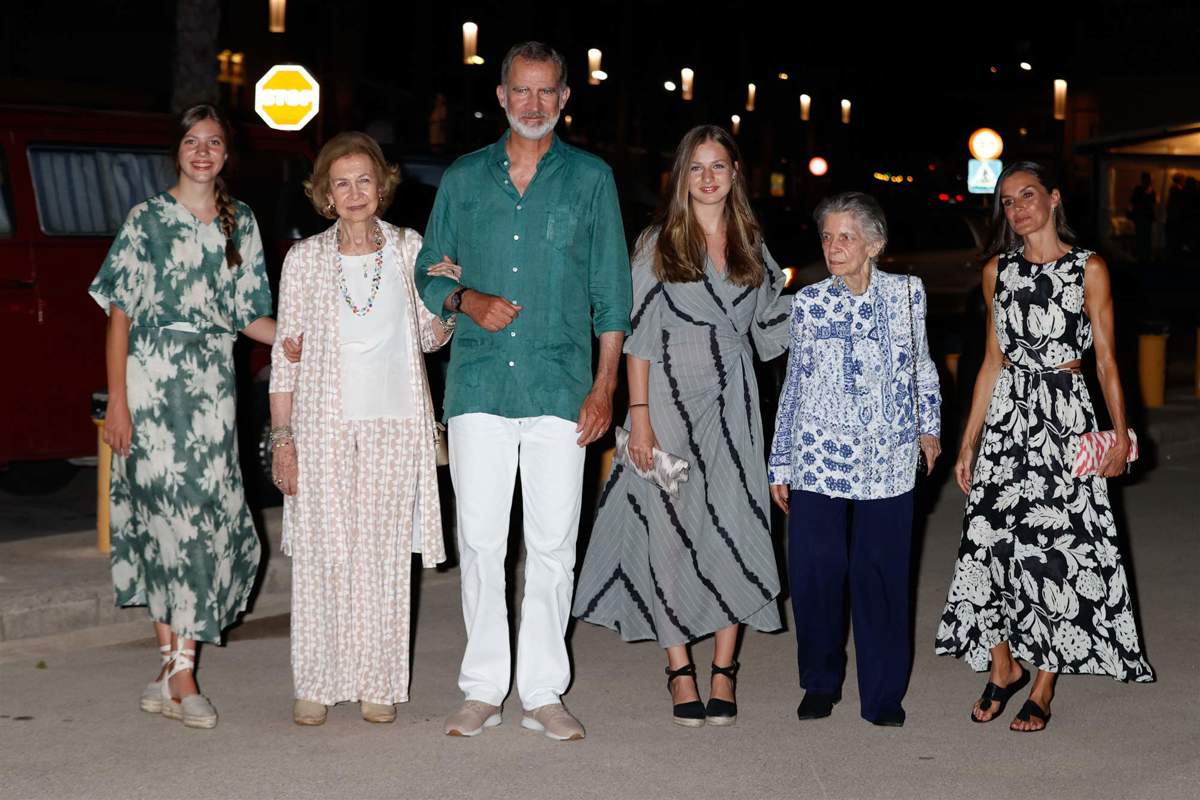 La familia real durante su salida a cenar en Mallorca.