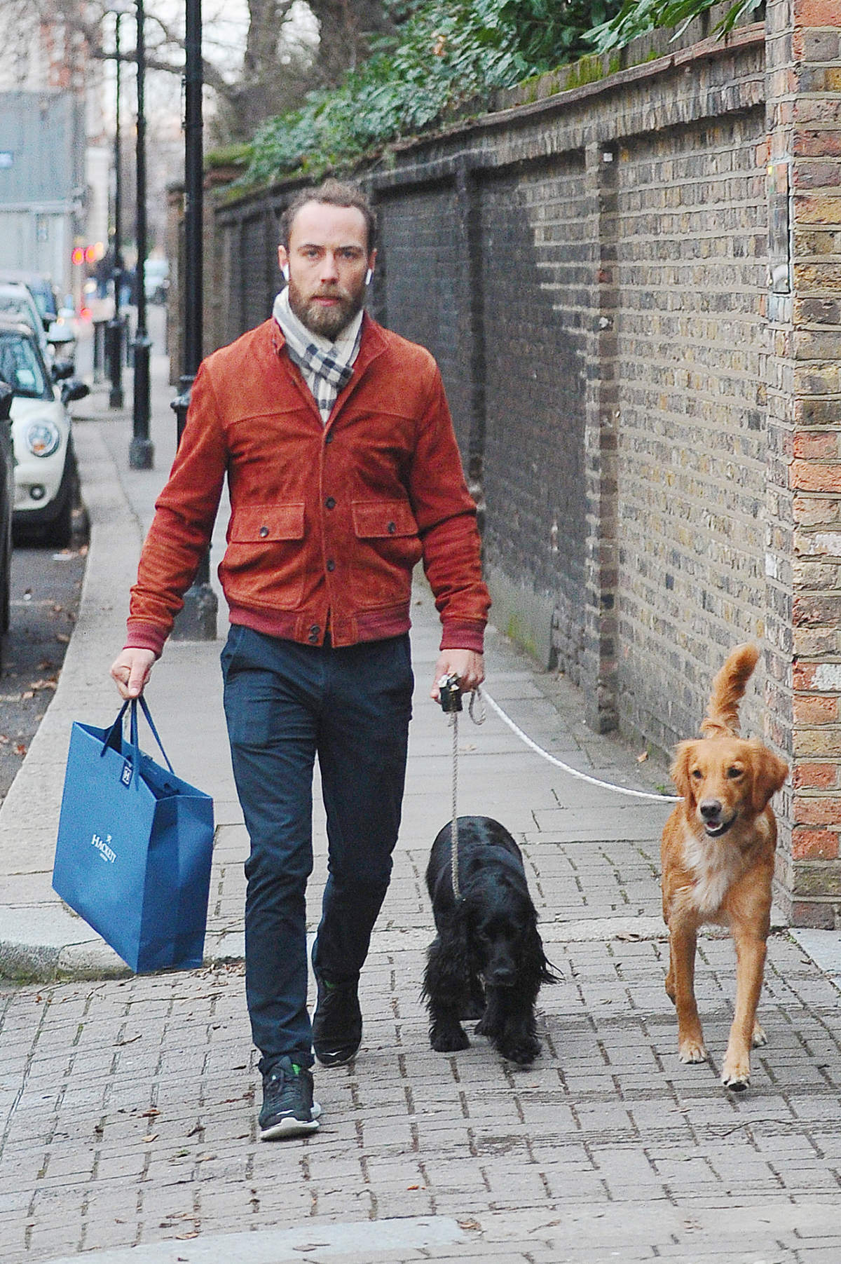 James Middleton con sus perros 