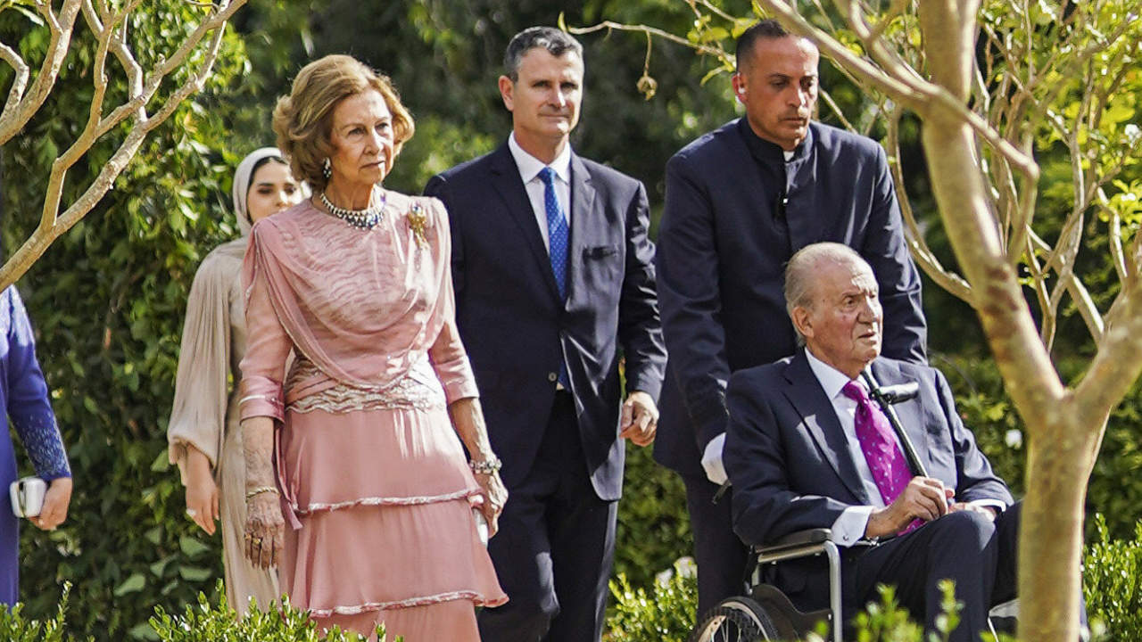 La impactante foto del rey Juan Carlos en silla de ruedas en la boda de Hussein de Jordania