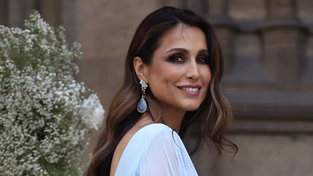 Paloma Cuevas, como una auténtica princesa Disney, se resiste a posar con Luis Miguel en la boda de Daniel Clará