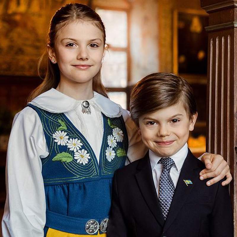 Estelle y Oscar, protagonistas absolutos del Día Nacional de Suecia, ante la mirada orgullosa de su madre