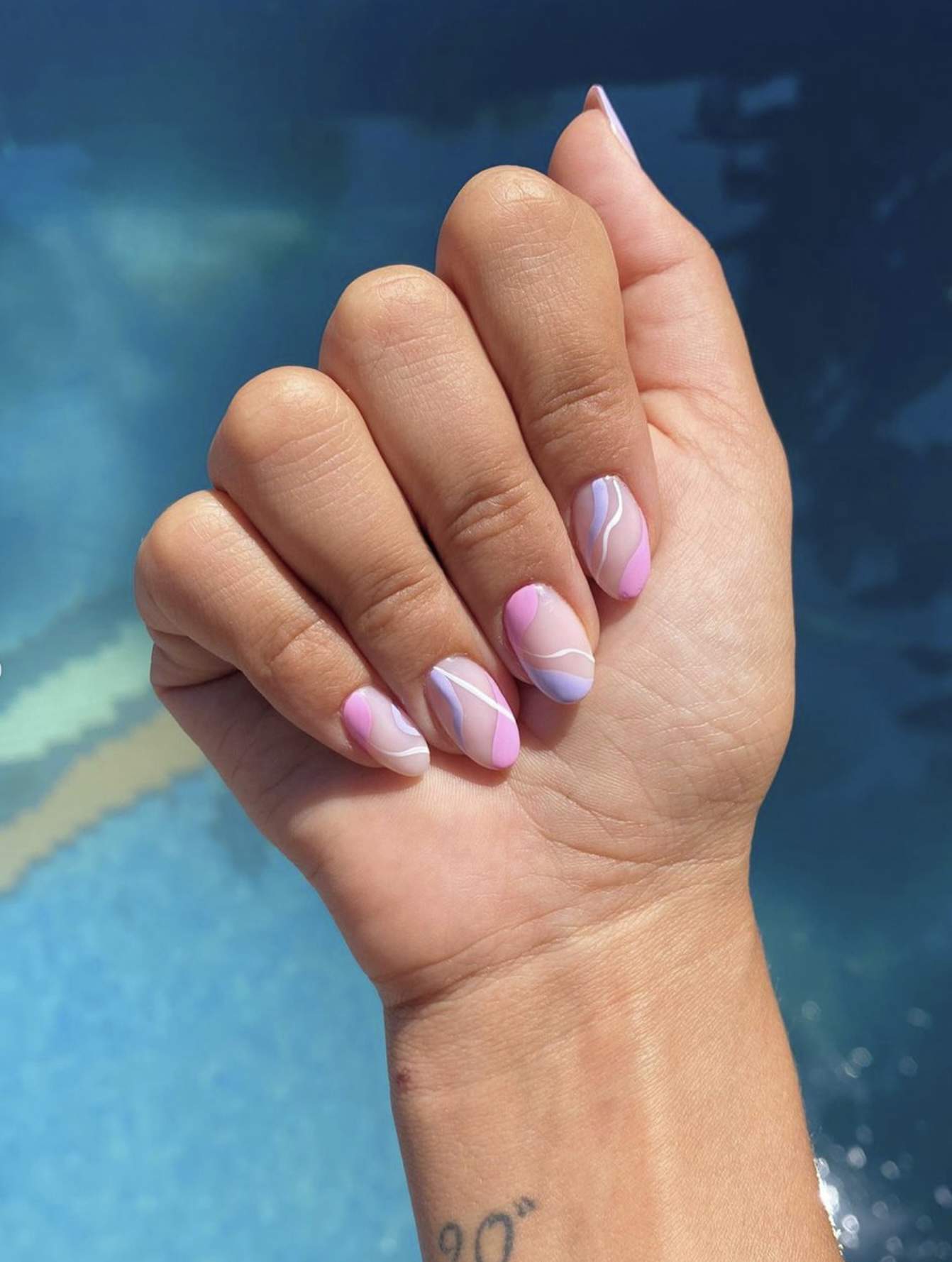 Uñas acrílicas para verano 2023: con ondas