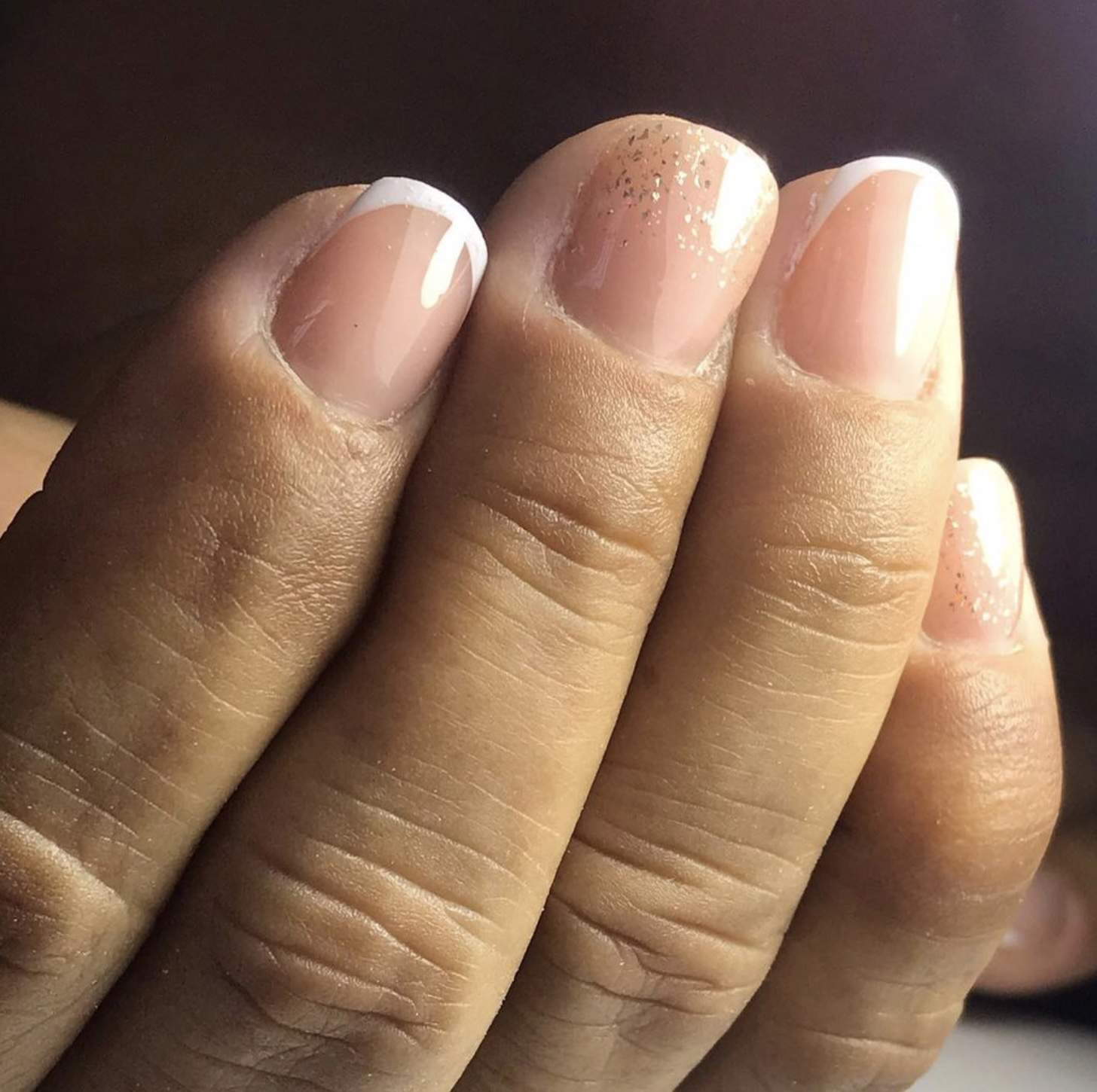 Uñas acrílicas para verano 2023: francesa con pan de oro