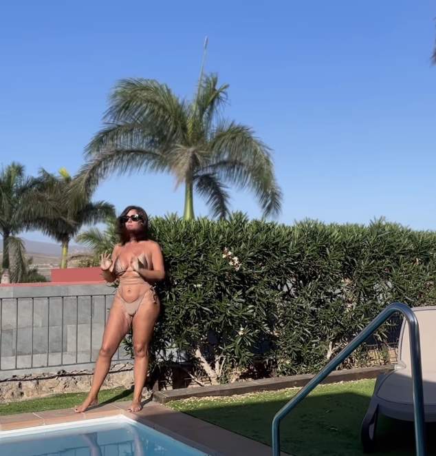 Anabel Pantoja con bikini con brillo de Bershka