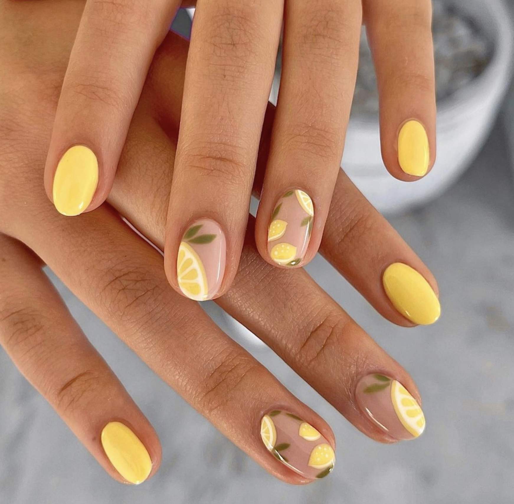 Diseño de manicura para uñas cortas: con frutas