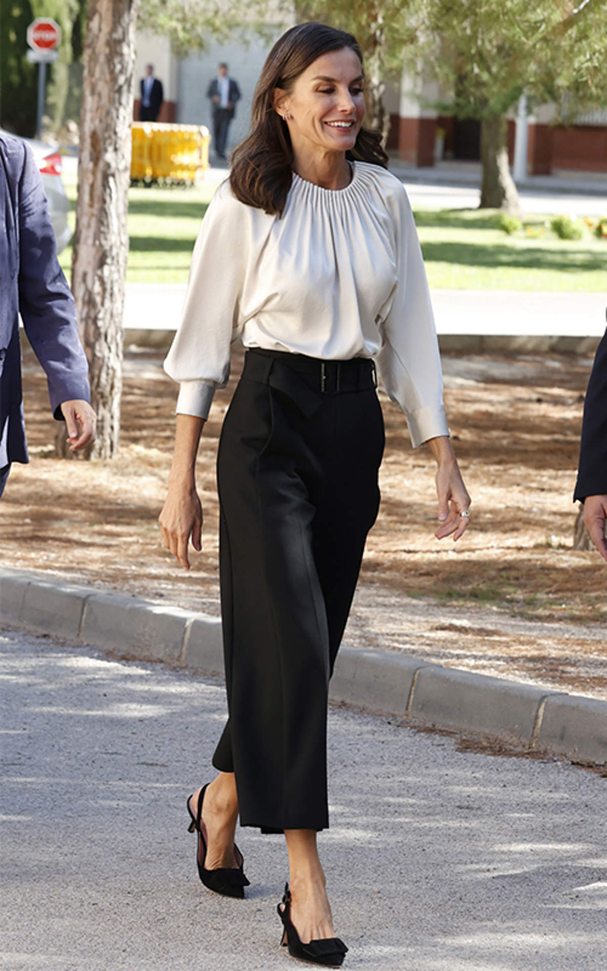 La Reina Letizia con unos pantalones culotte estilo oficina