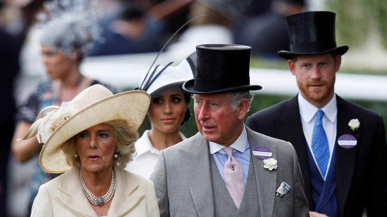 Carlos III con Camilla y los duques de Sussex