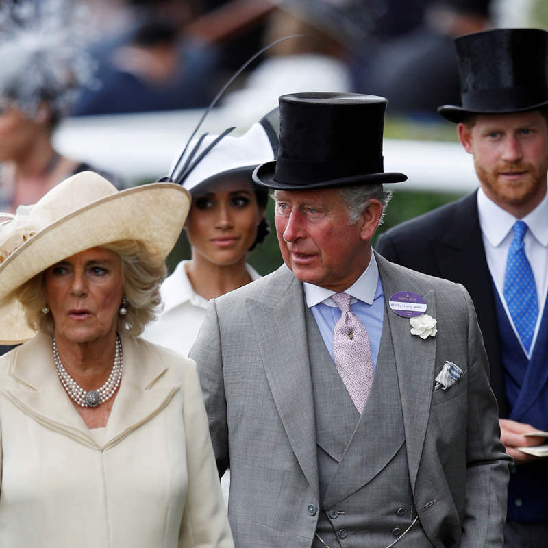 Carlos III con Camilla y los duques de Sussex