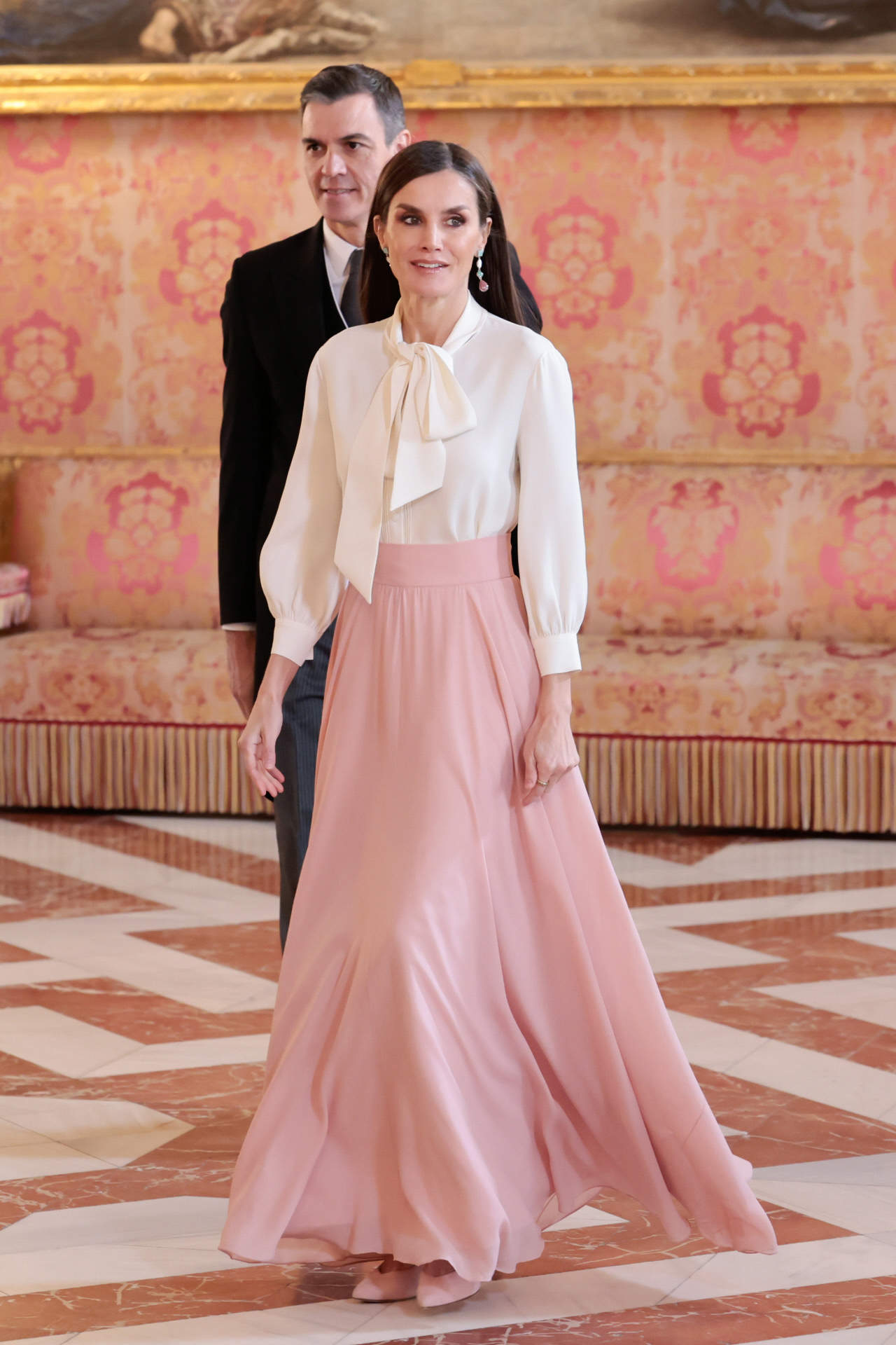 Letizia con falda rosa palo