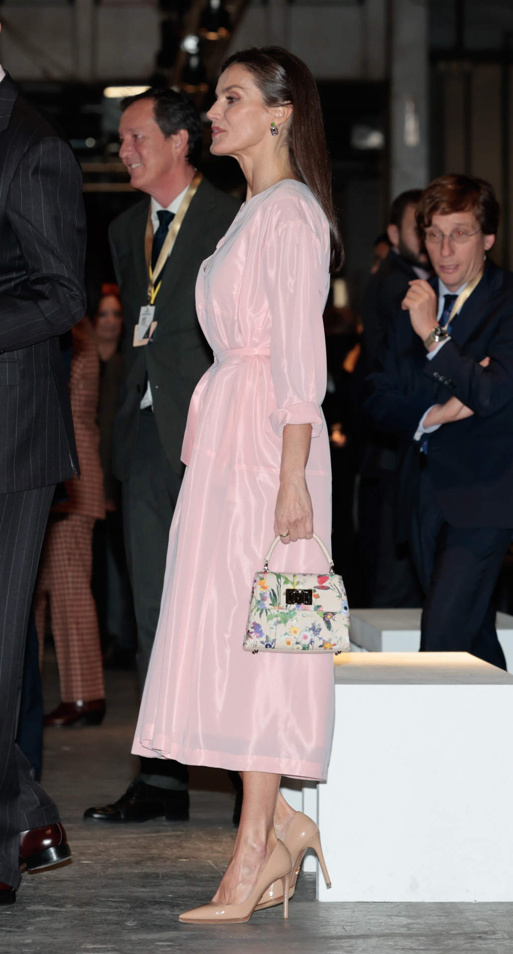 Letizia con vestido rosa palo.