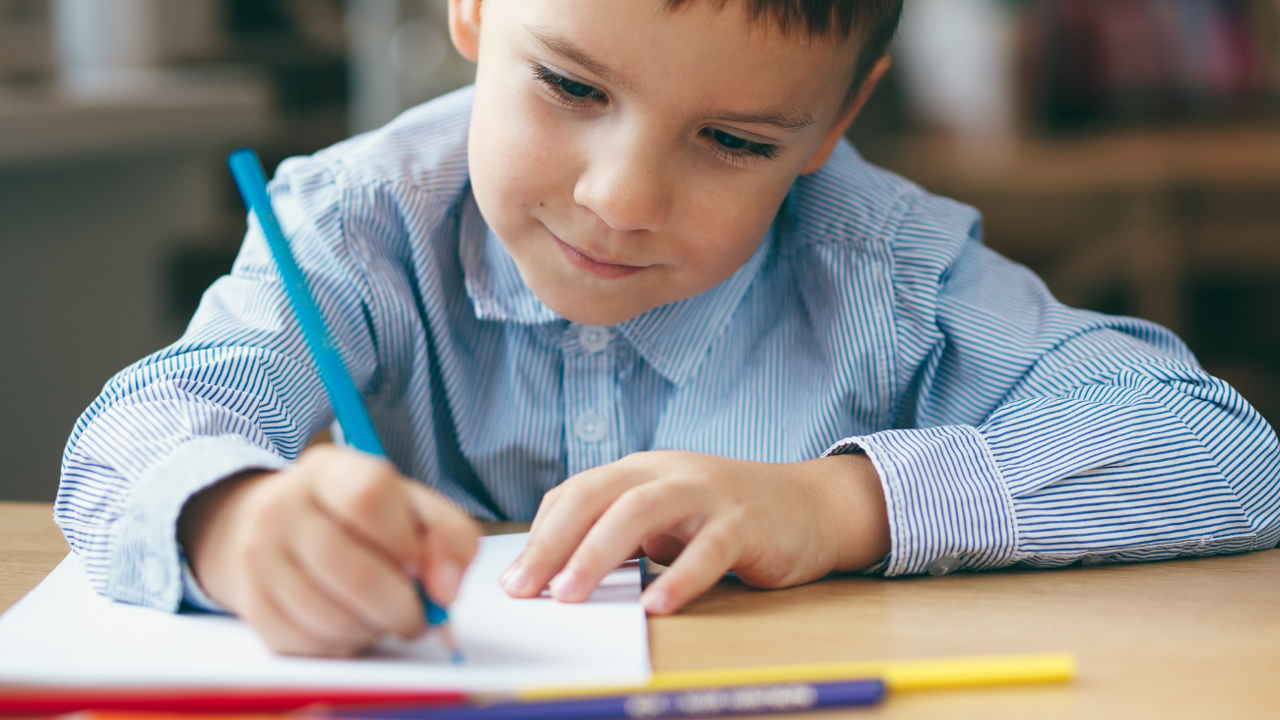 niño escribiendo