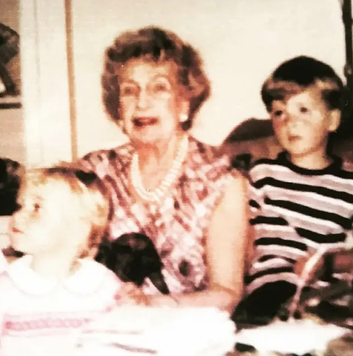 Alessandro Lequio con s hermana y su abuela