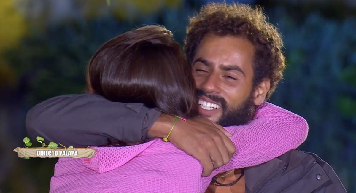 Adara y Asraf abrazo