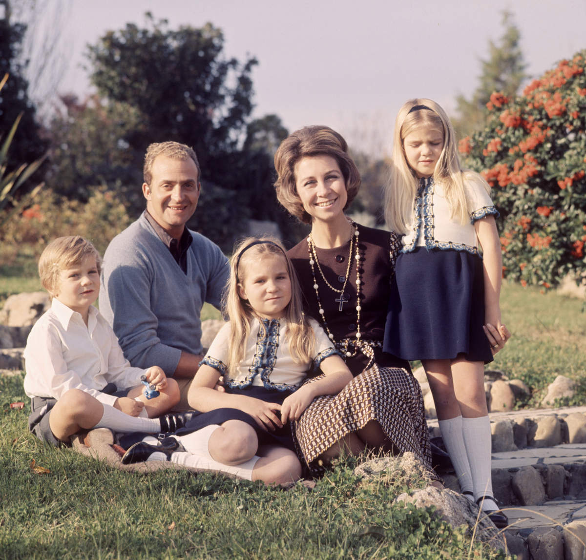 La reina Sofía con sus hijos